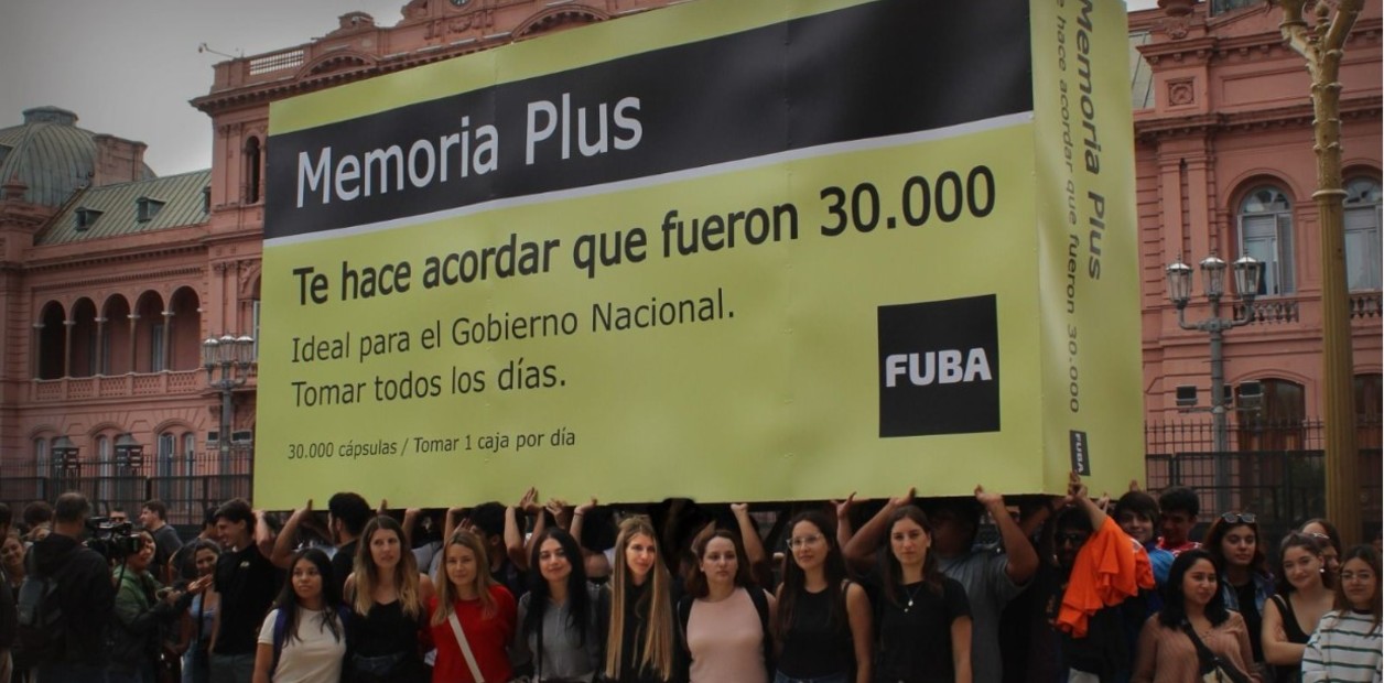 La Federación Universitaria de Buenos Aires llevó un remedio gigante para que el Gobierno Nacional recupere la memoria.