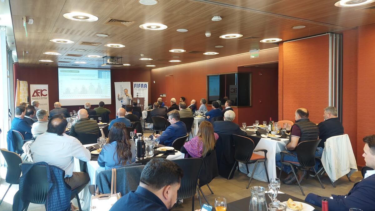 PRESENCIA. Representantes de la industria frigorífica y de la producción, durante la última charla Granadera realizada en la Bolsa de Cereales de Córdoba. (Gentileza Afic)