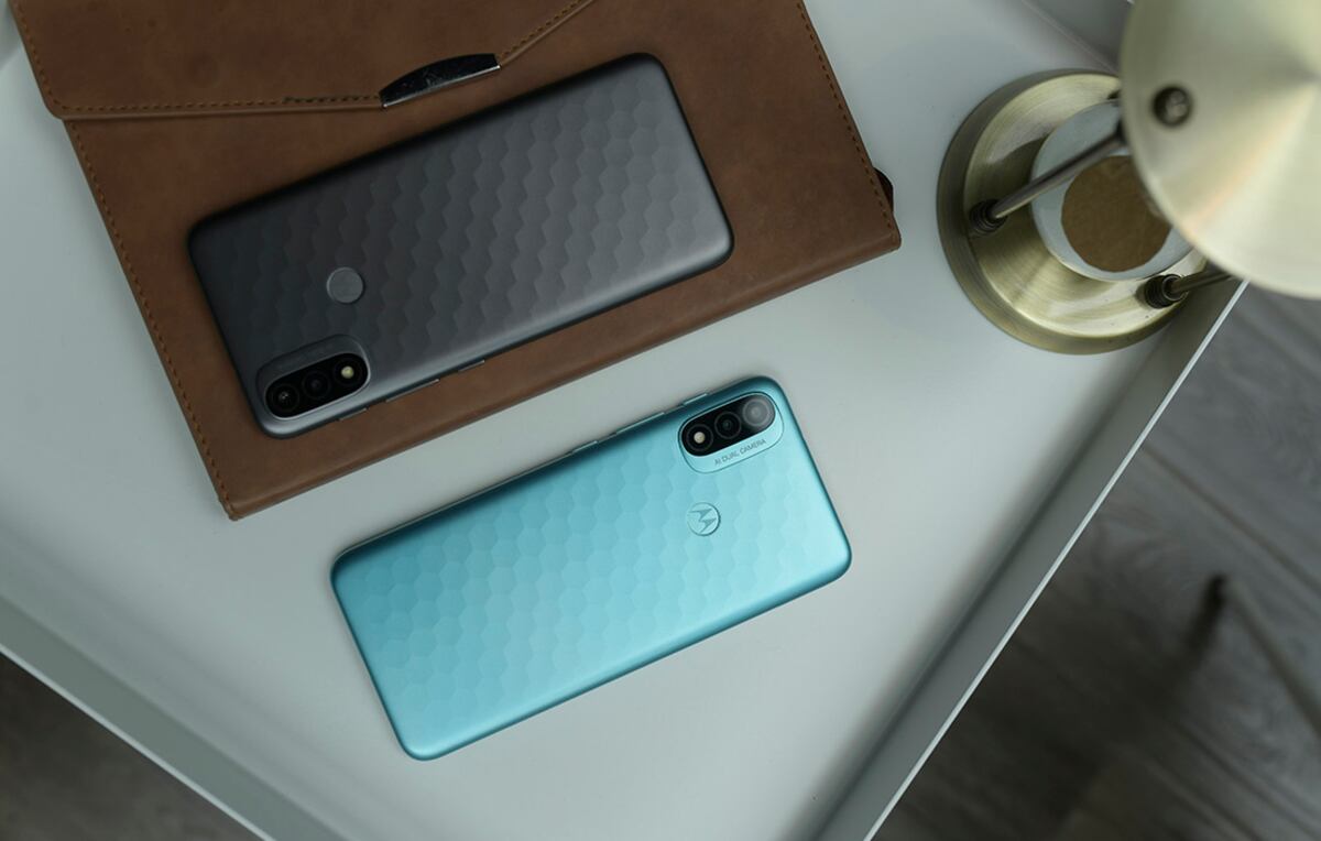 El moto e20 se comercializa en dos colores.