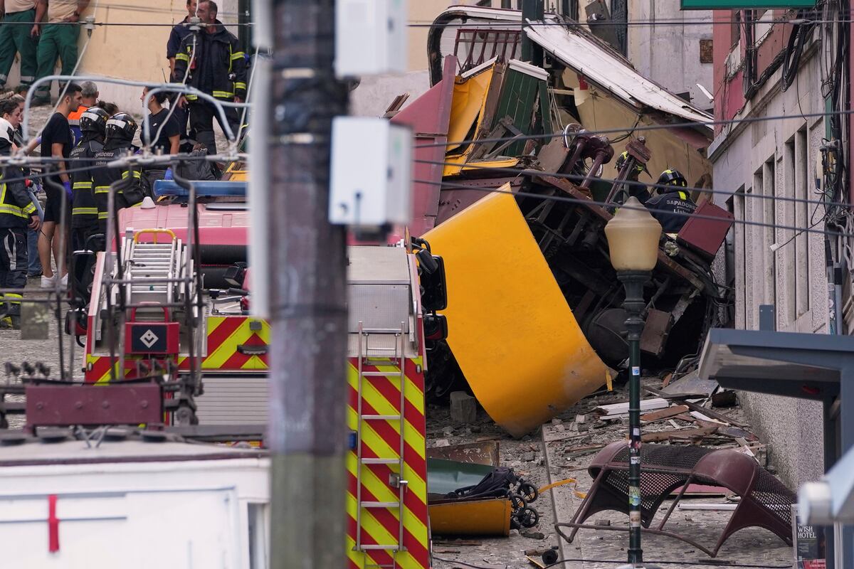 Tragedia en Lisboa: un tranvía turístico descarriló y dejó al menos 15 muertos. (AP)