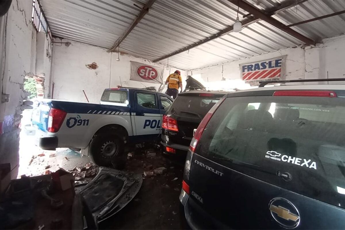 Así quedó el patrullero que se incrustó en un taller en Córdoba (Gentileza Telefe Córdoba).