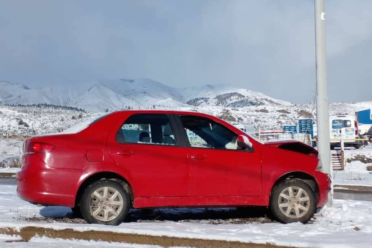 Las primeras nevadas sorprendieron a los conductores, que protagonizaron sendos accidentes. (Internet)