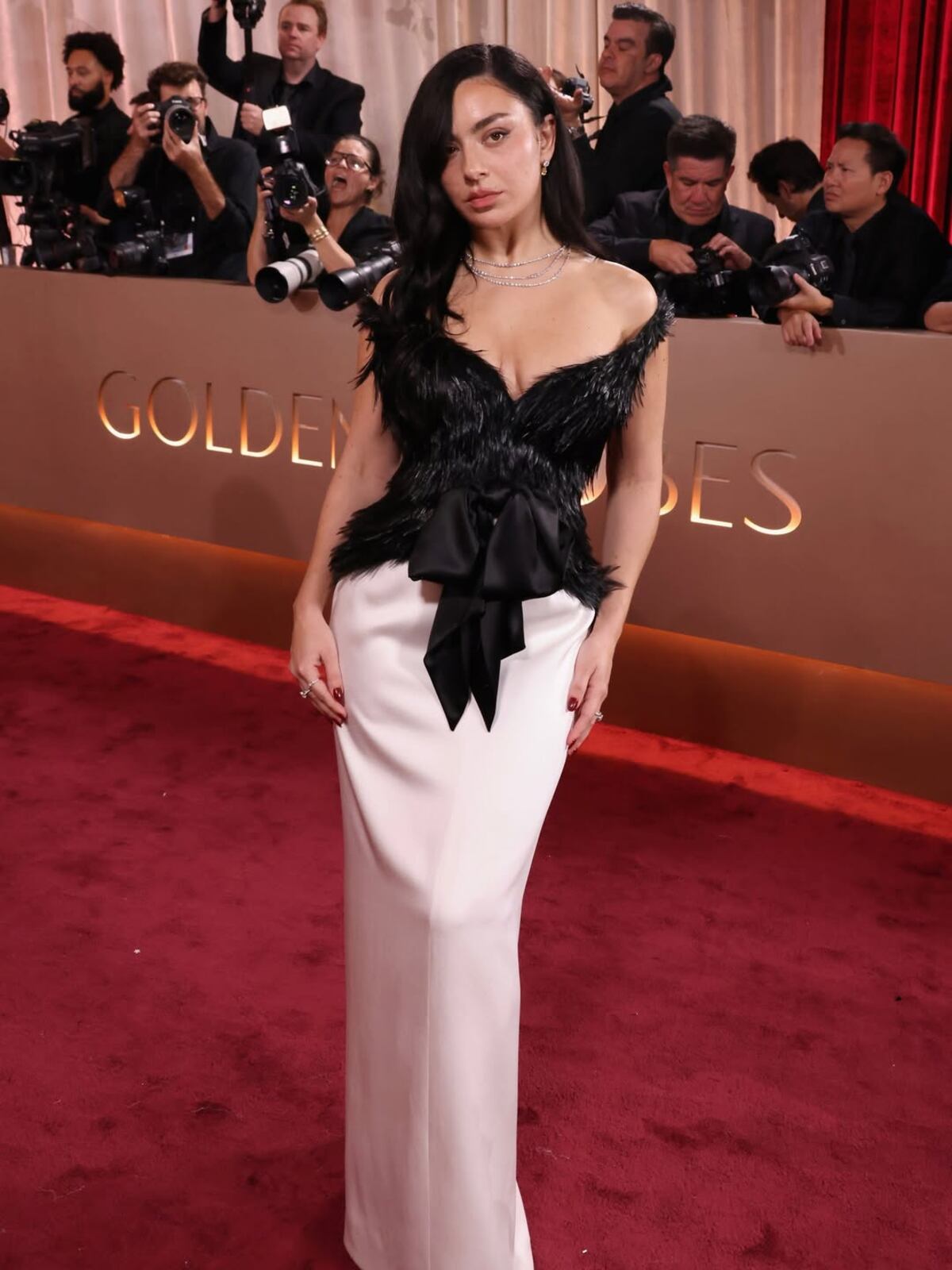 Charlie XCX en los Globos de Oro.