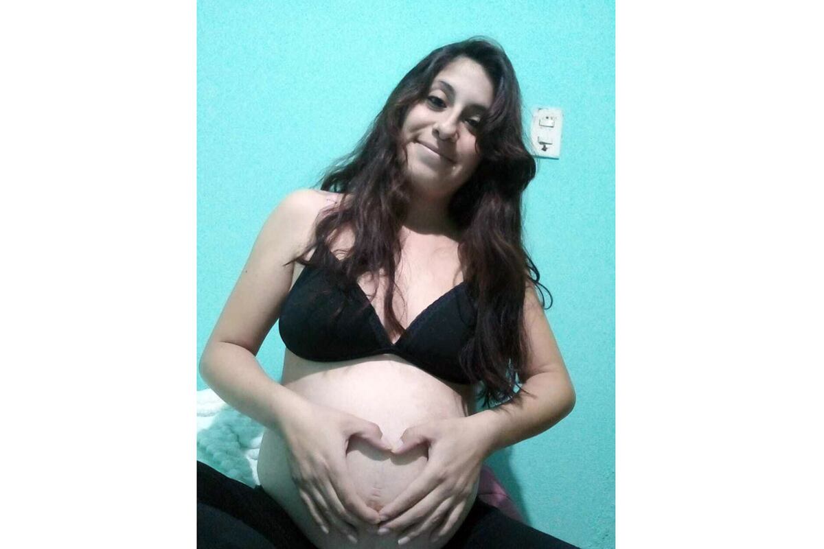 Damaris Bustamante, madre de uno de los bebés muertos en el Hospital Materno Neonatal, muestra su nuevo embarazo. (La Voz)