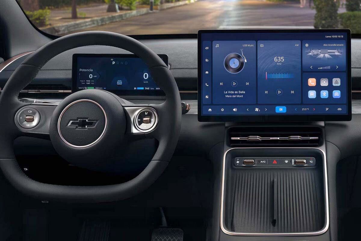 Incorpora una pantalla multimedia LCD de 15,6″. El instrumental es de 8,8″ y cuenta con cuatro puertos USB (A y C) y seis parlantes.