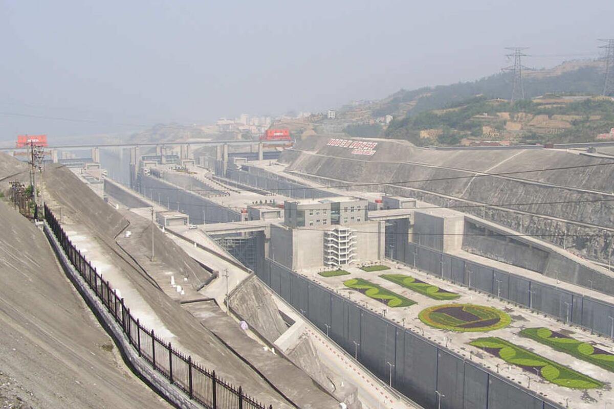 Esclusas para facilitar la navegación fluvial. Wikipedia.
