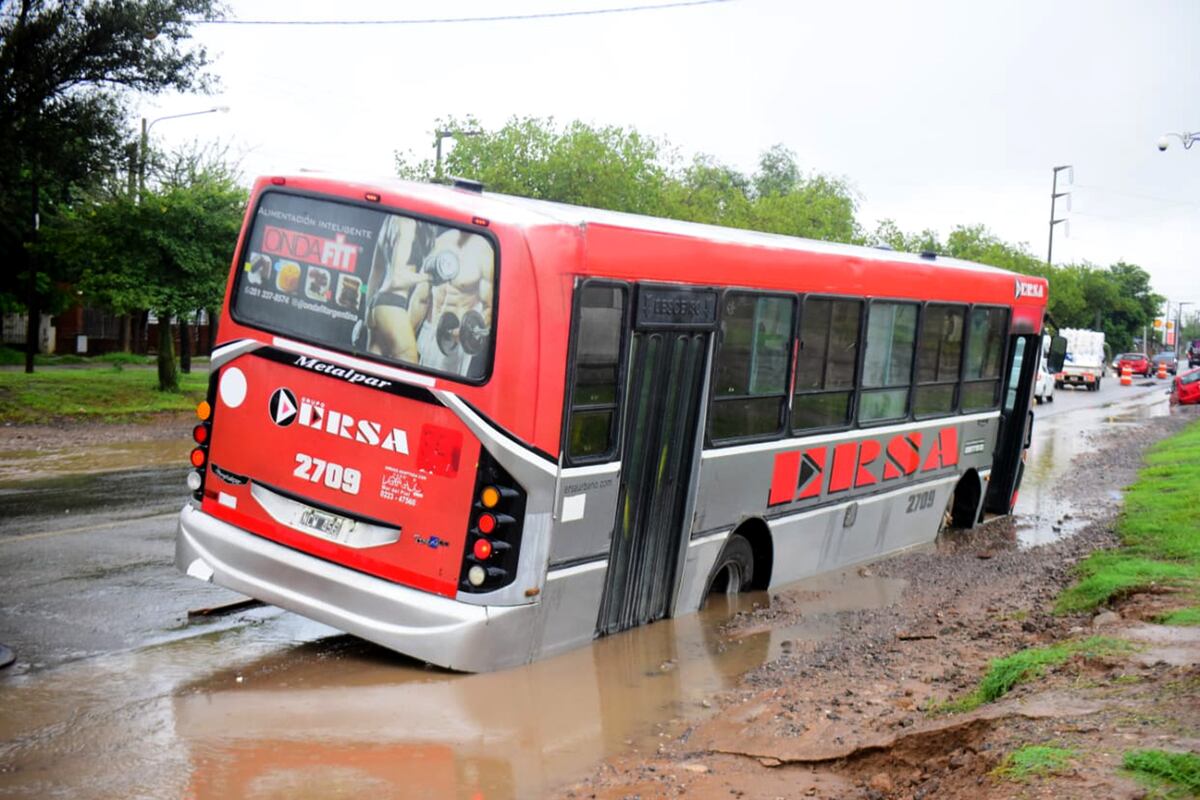 Lluvia en Córdoba. Un vehículo incrustado en un desagüe y un colectivo varado en Rancagua al 5100. (José Gabriel Hernández / La Voz)