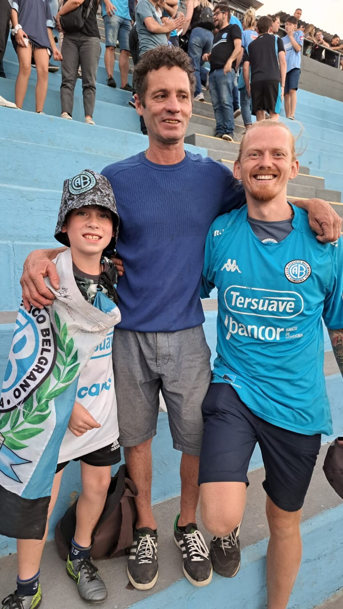 El hincha que le regaló la remera a Cameron, el inglés que vio el partido de Belgrano ante Platense junto con La Voz. (La Voz)