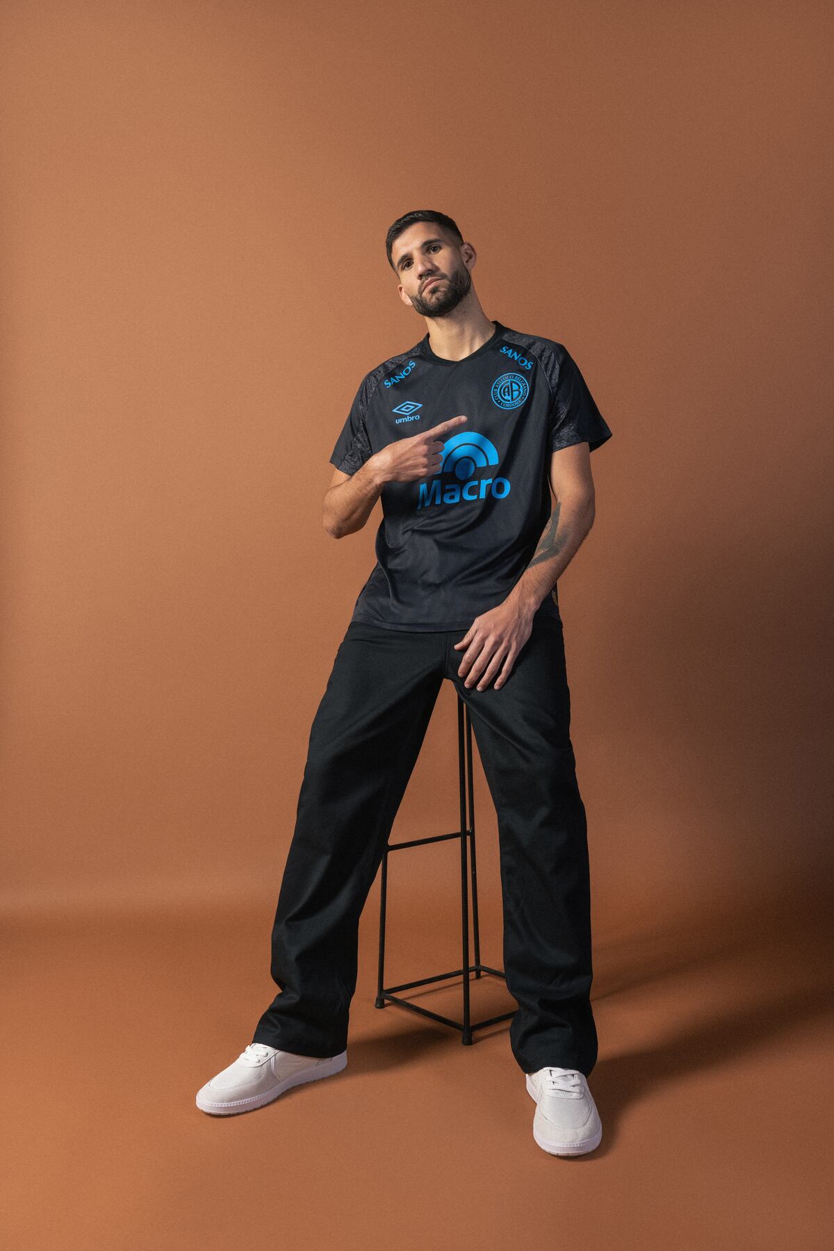 Las fotos de Belgrano con los detalles de sus nuevas remeras. (Prensa Belgrano)