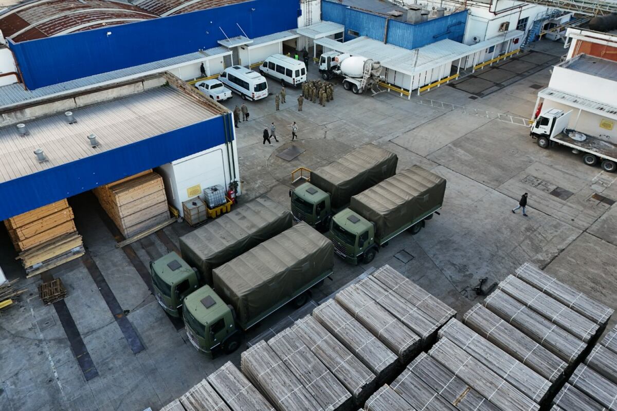 En villa Martelli , militares comienzan a repartir los alimentos que estaban guardados en galpones (Clarín)