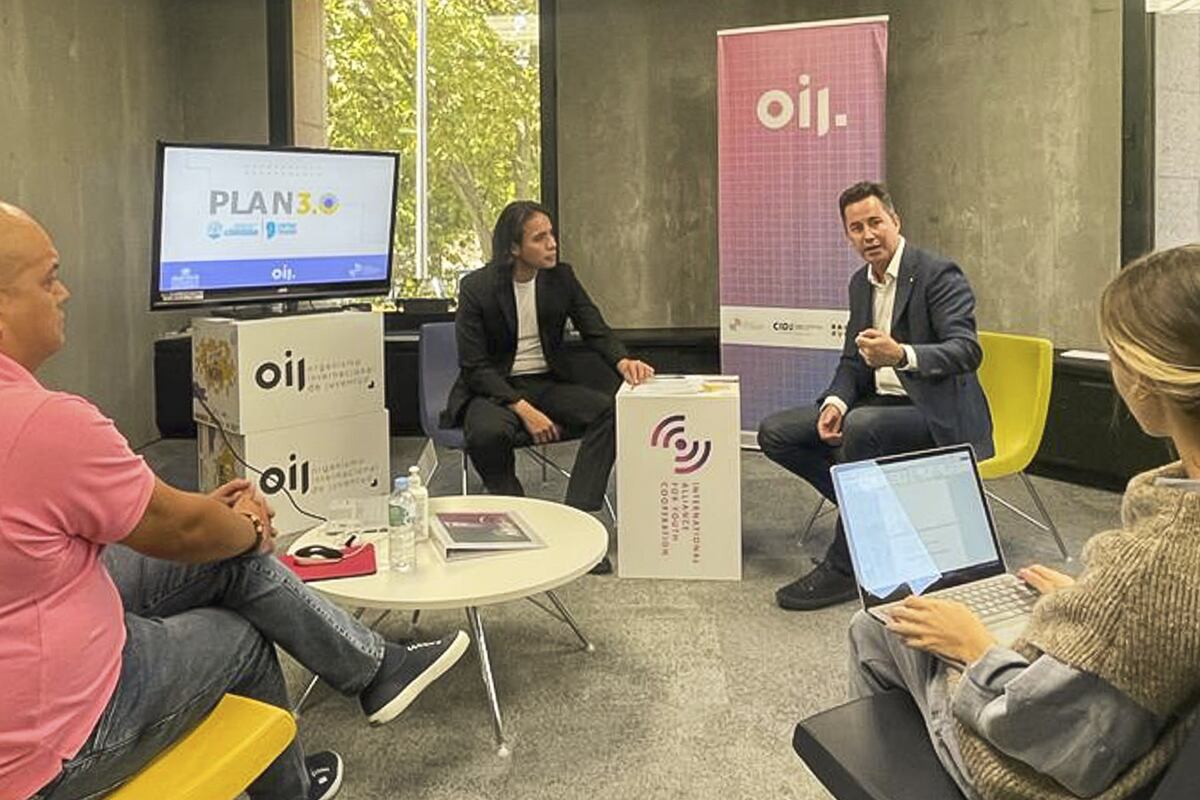 El vicegobernador Manuel Calvo, junto miembros y el Secretario General de OIJ, Max Trejo, en la sede de la organización de Madrid, España. (Foto: Comunicación Legislatura de Córdoba)