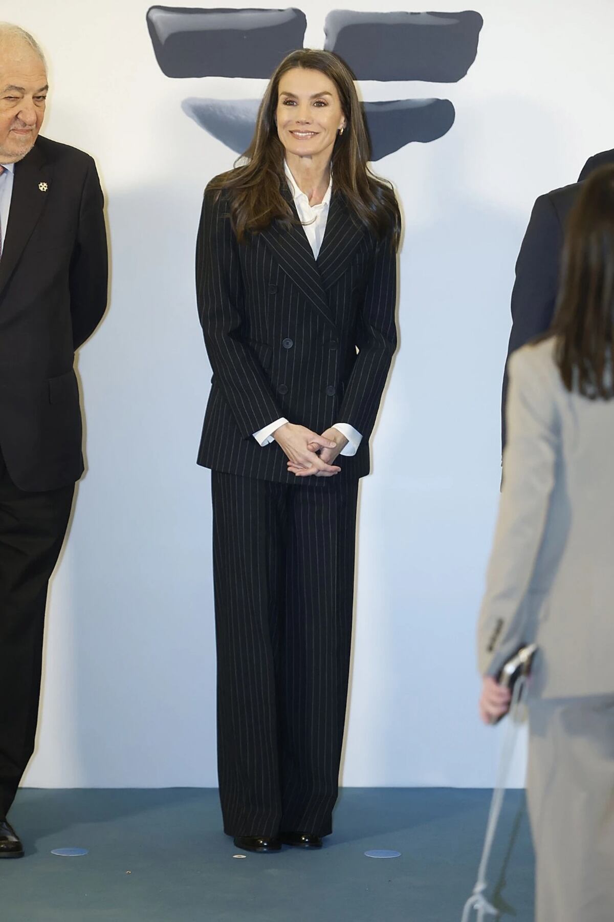 Así es el traje tizado de la reina Letizia que vuelve a ser tendencia este invierno