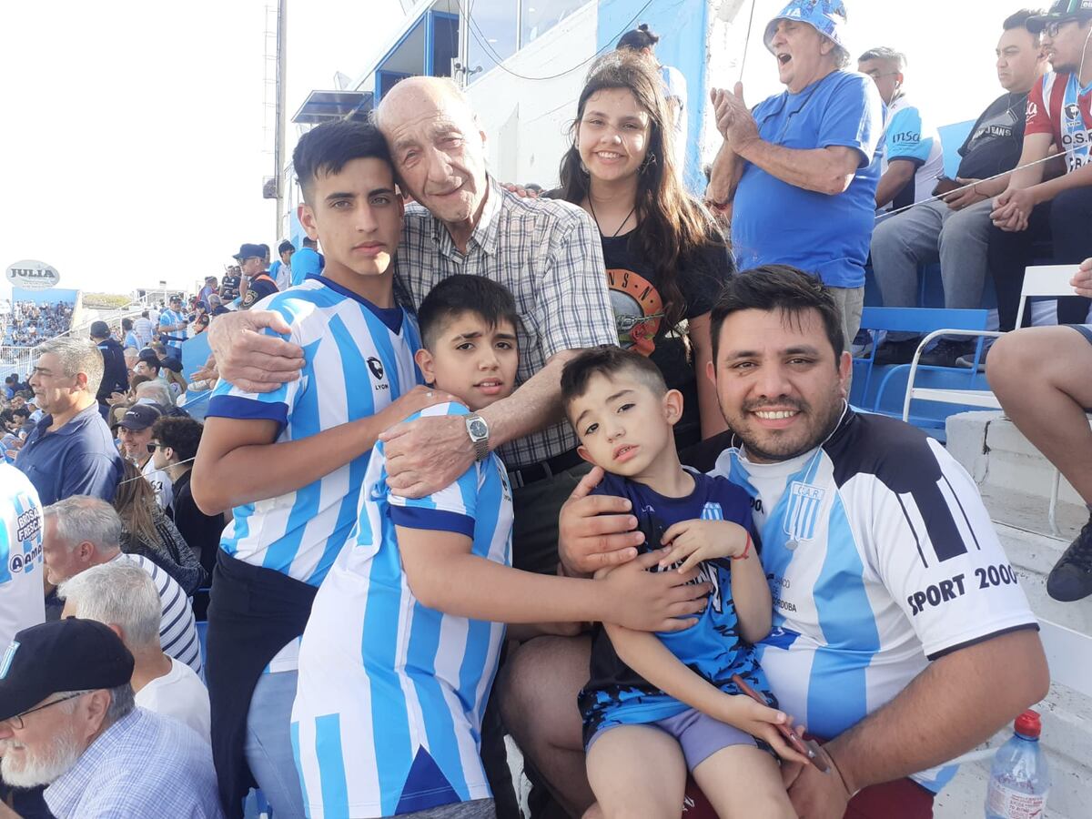 Un día inolvidable para el abuelo en el Miguel Sancho: con sus nietos y bisnietos. (Foto: La Voz)