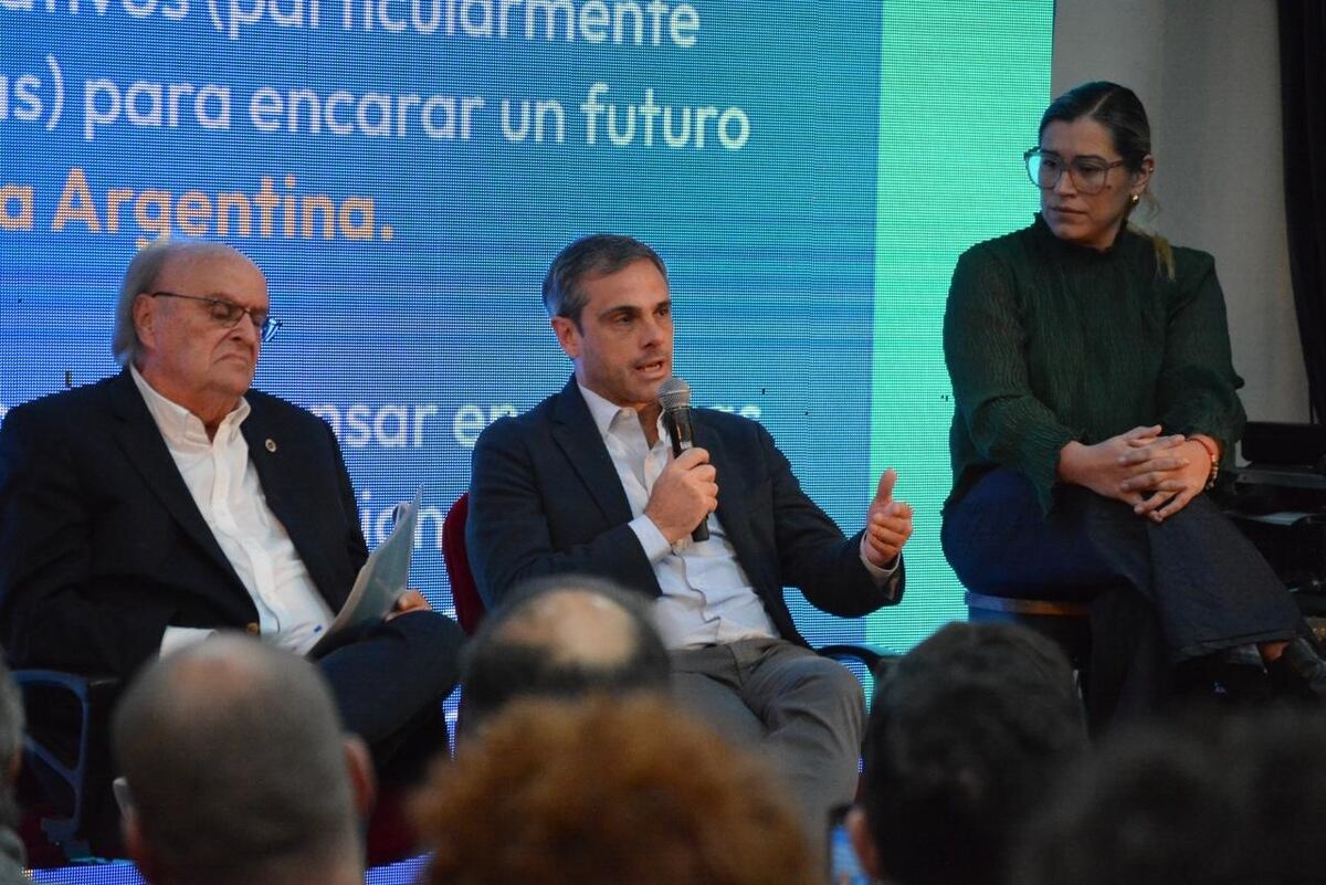Referentes. José Ignacio de Mendiguren, Guillermo Michel y la dirigente local, Tania Kyshakevich, durante el congreso massista en Córdoba.
