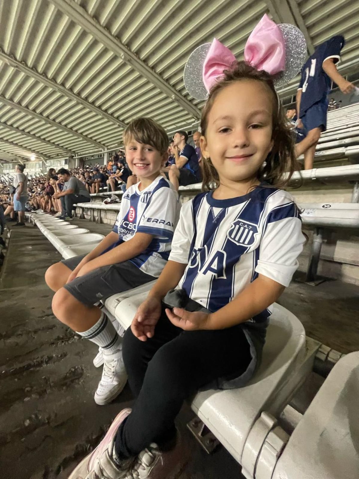 Catalina y Ciro. La pasión por Talleres se siente bien temprano y mamá Candela los llevó al Kempes. Se trata de dos de los nietos de Alberto "Pocholo" Escalante, quien fuera directivo de Talleres e integrante del Fondo de Inversión albiazul.