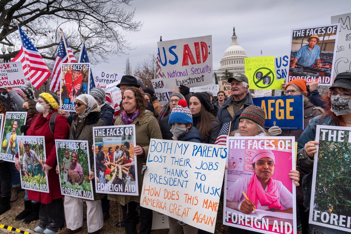 Manifestantes y legisladores protestan contra el presidente Donald Trump y su aliado Elon Musk por trastocar al gobierno federal, lo que incluye el desmantelamiento de la Agencia de Estados Unidos para el Desarrollo Internacional (USAID, por sus siglas en inglés).