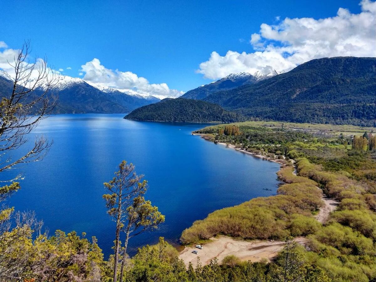 El lago es el principal atractivo de la localidad y ofrece una variedad de actividades como kayak, paddleboard, pesca y navegación.
