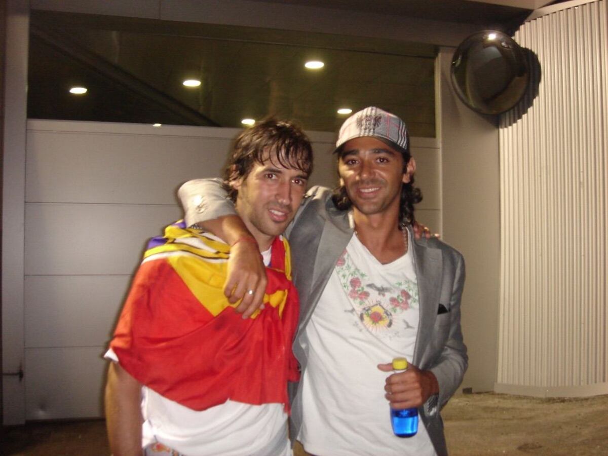 Escalante con Raúl González, leyenda del fútbol español, capitán del Real Madrid. Miguel fue su cocinero personal. (Gentileza)