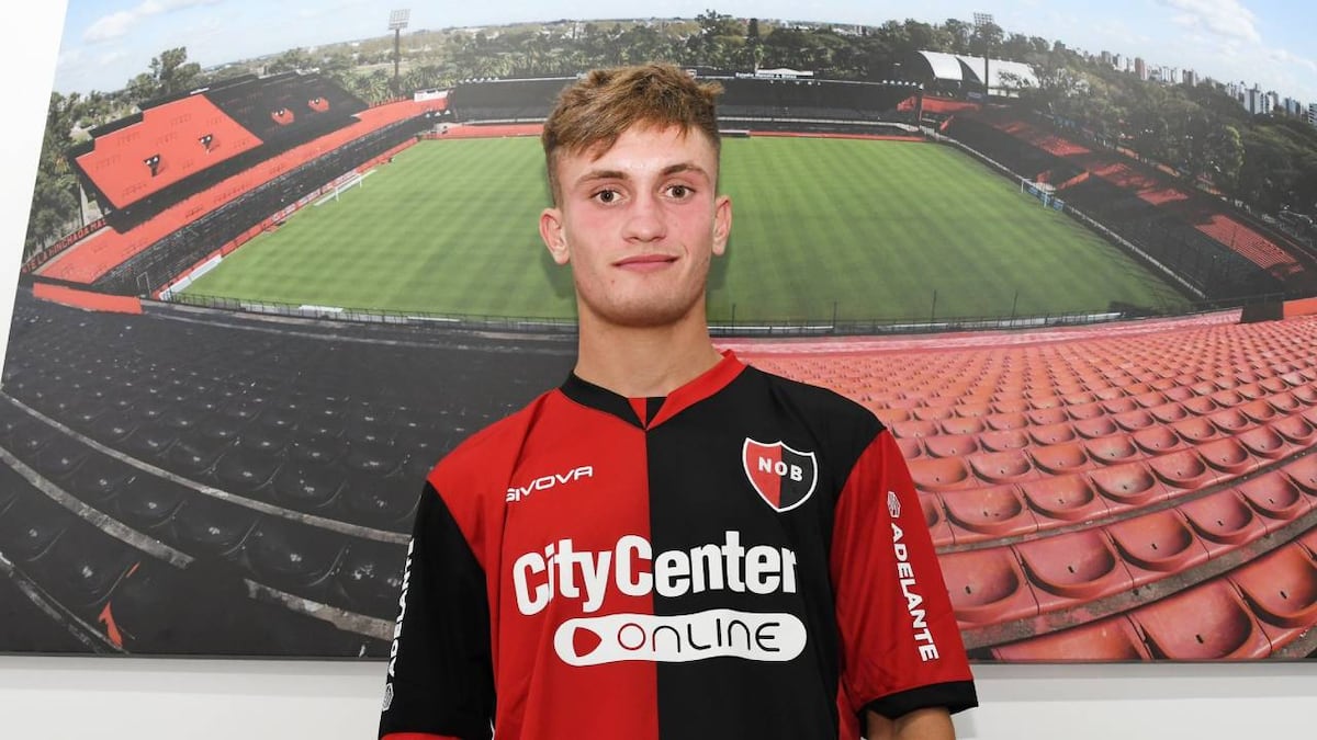 Martín Luciano cuando firmó su primer contrato profesional con Newell's