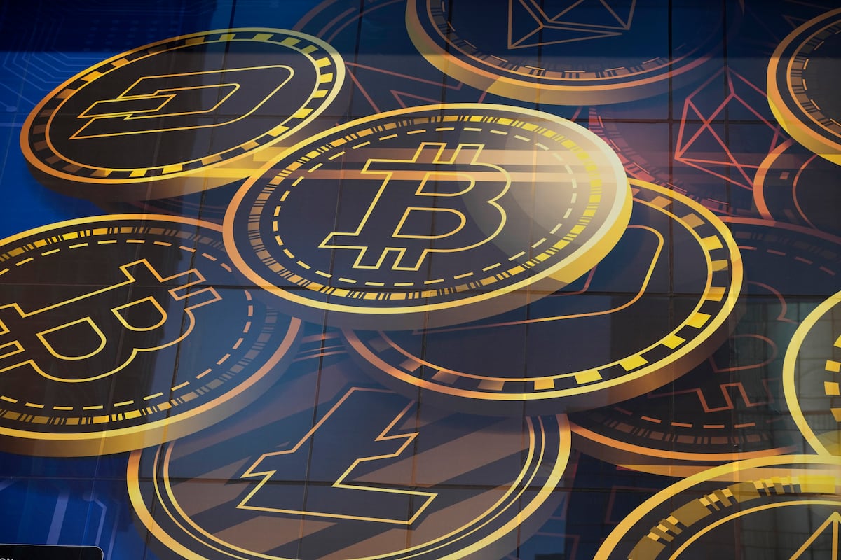 ARCHIVO - Un anuncio para la criptomoneda Bitcoin, en un edificio en Hong Kong, el 18 de noviembre de 2021. (AP Foto/Kin Cheung, Archivo)