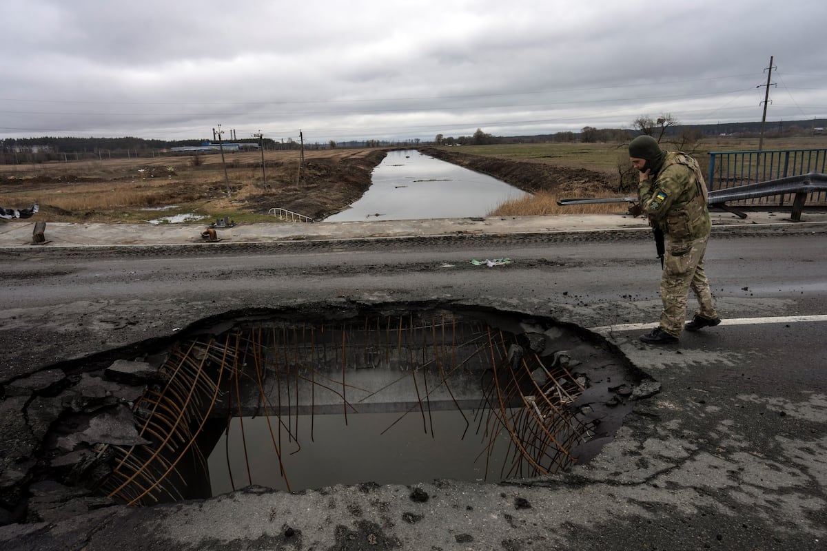 Un puente destrozado en el suburbio de Bucha, cercano a Kiev. (AP Photo / Rodrigo Abd)