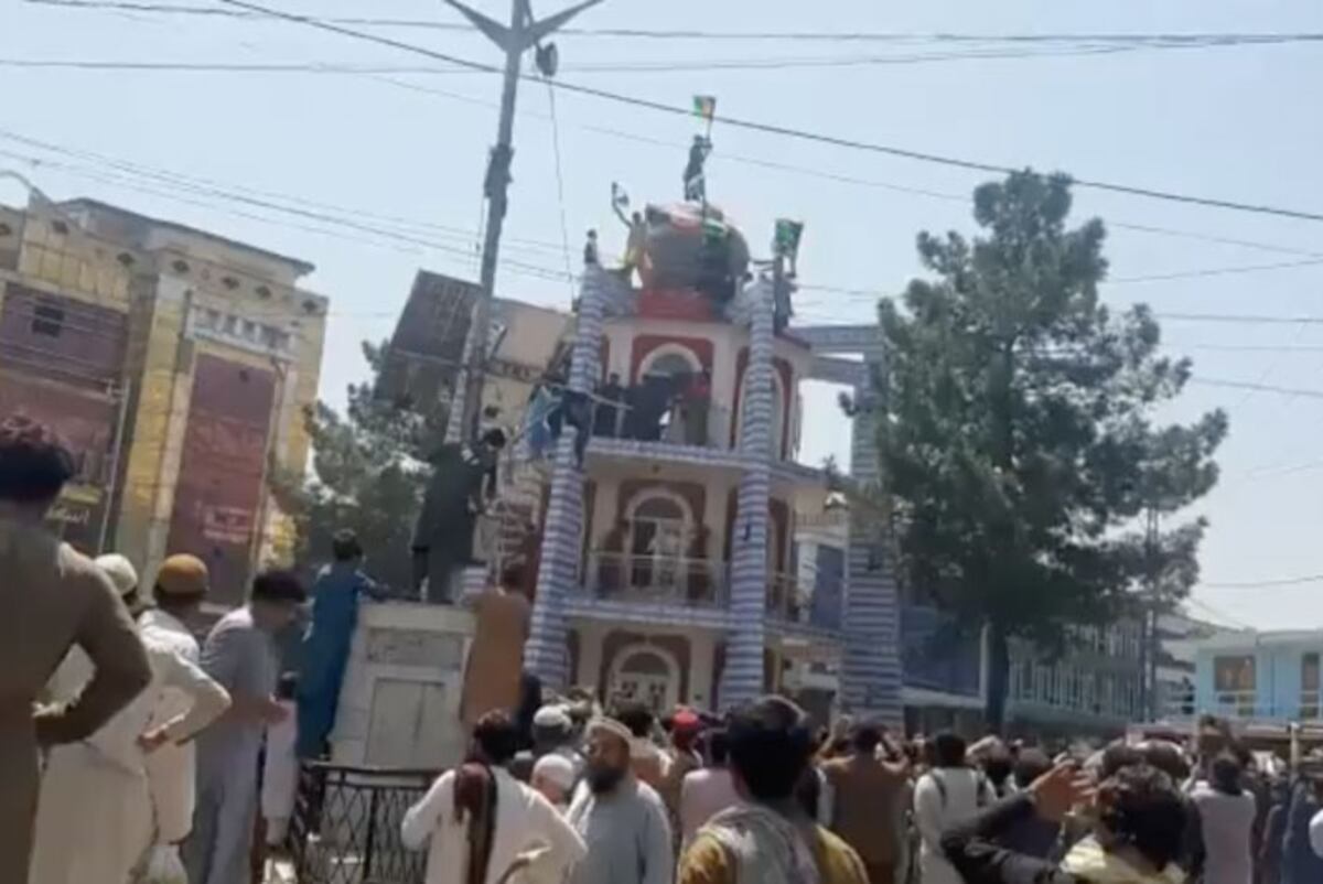 En uno de los videos que circulaban por redes sociales, mostraba a la multitud en la plaza de la ciudad de Pashtunistan Square (Screengrab / Captura de video)