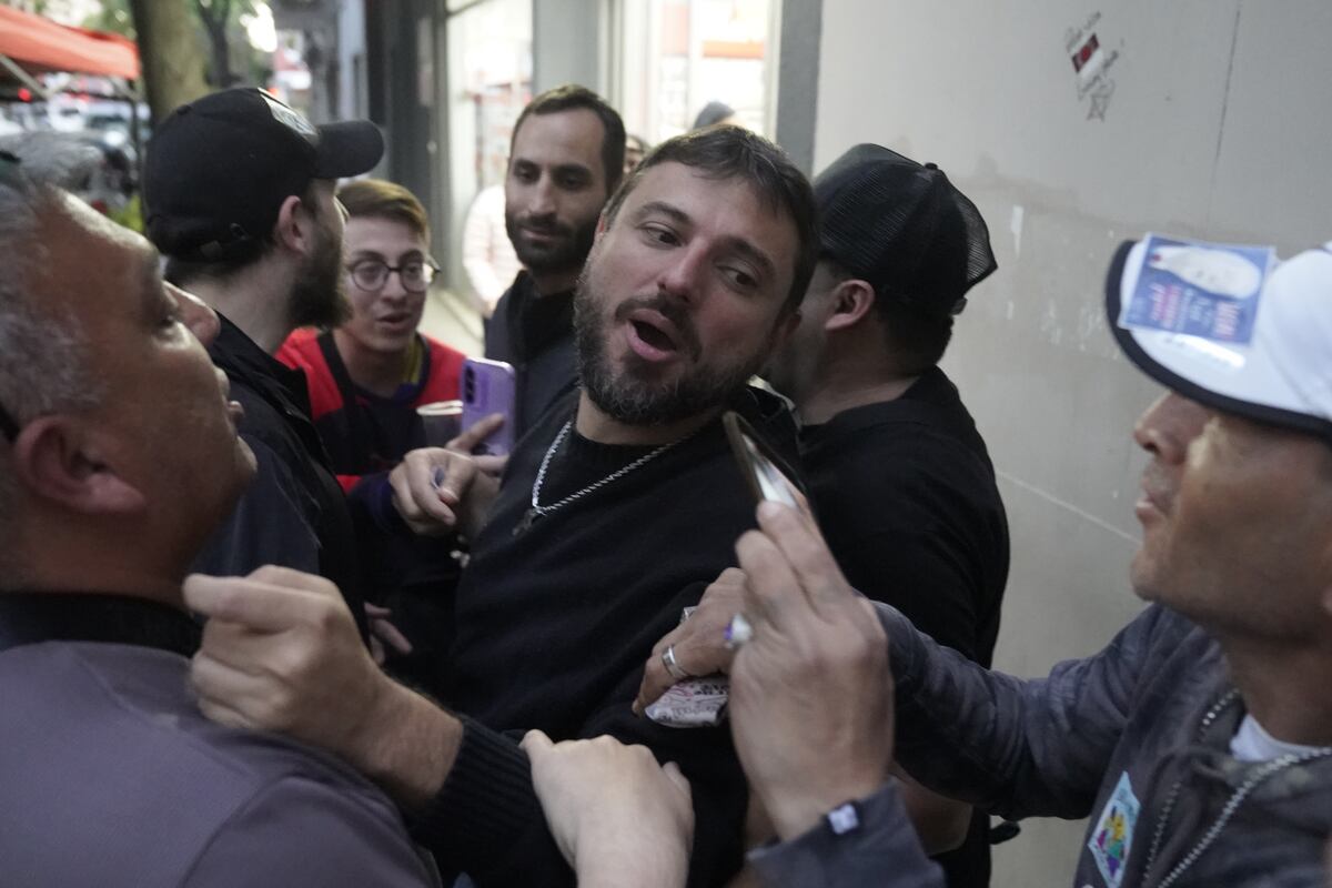 Juan Grabois, a la salida de la casa de Cristina Kirchner. (Clarín)