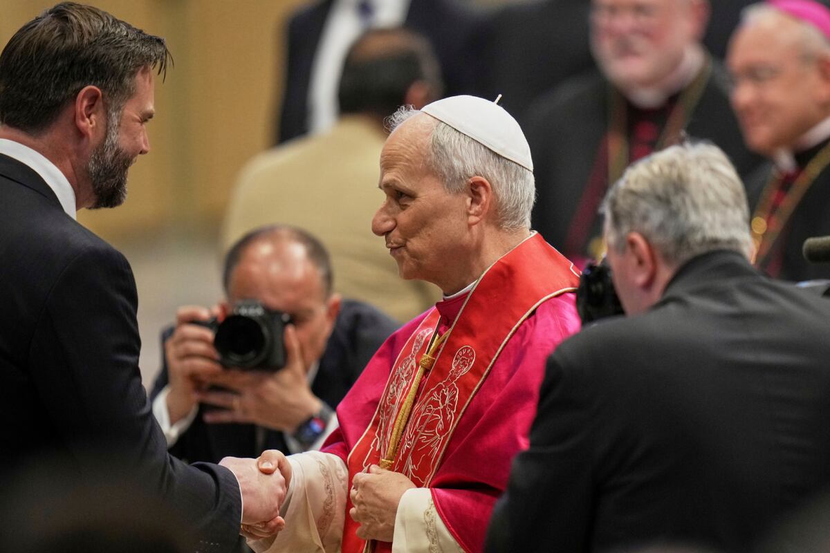 El papa León XIV se reúne con el vicepresidente J. D. Vance tras la inauguración oficial de su pontificado en la Plaza de San Pedro, en el Vaticano. (AP / Alessandra Tarantino)