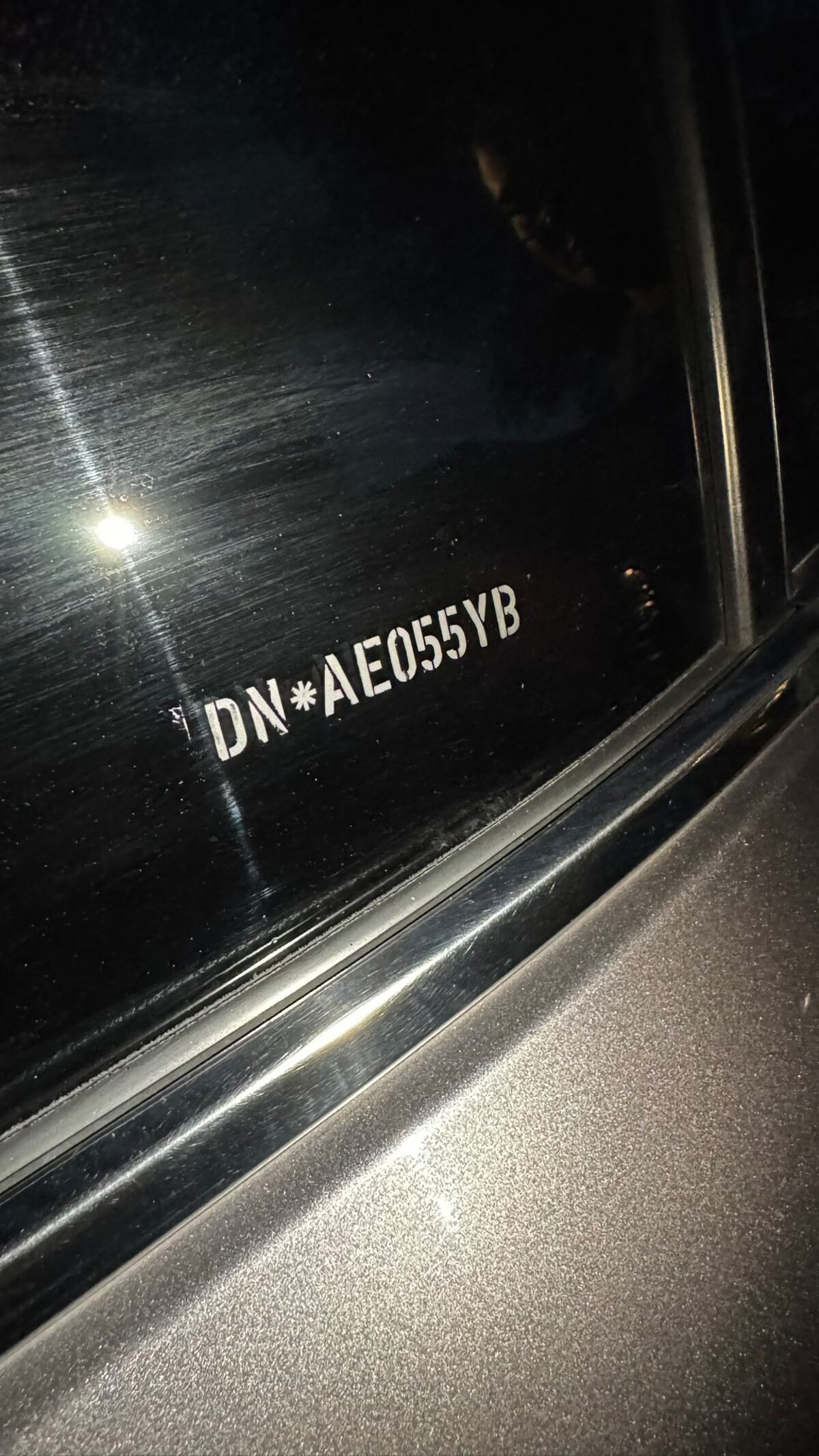 En redes sociales se viralizaron imágenes del "método casero" para grabar los cristales del auto.