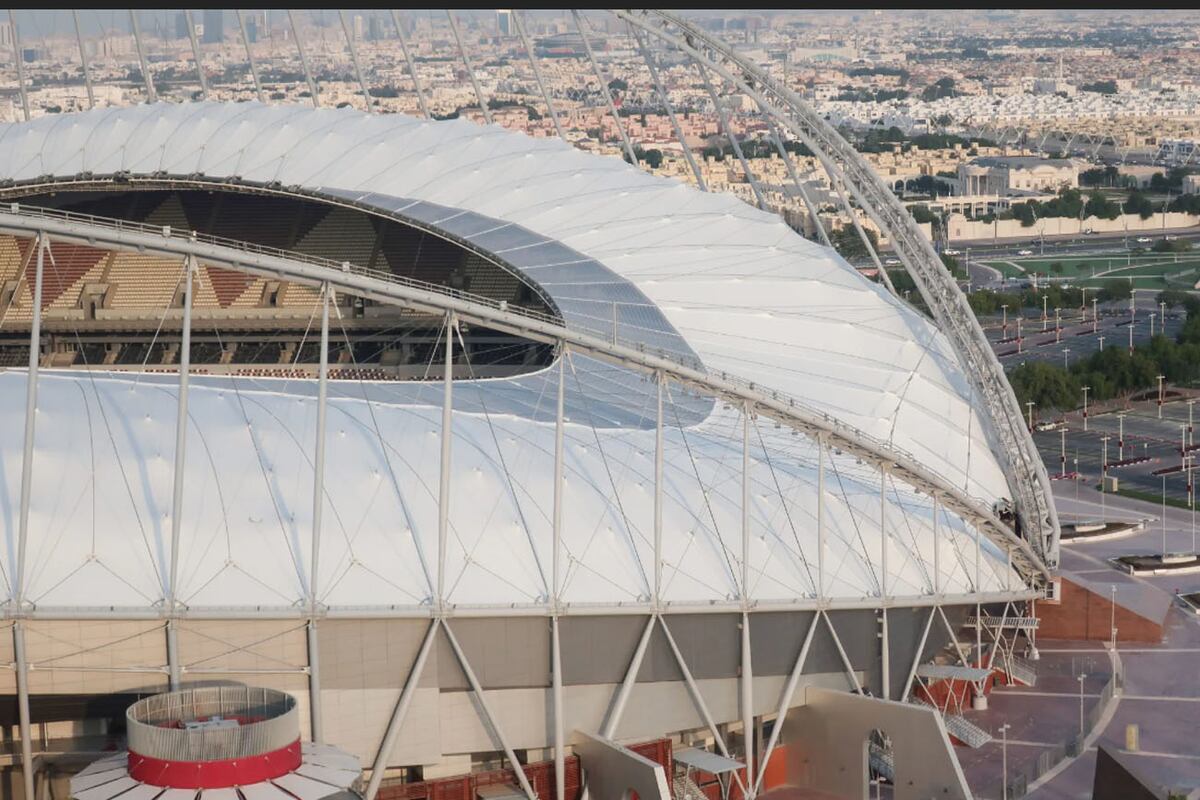 Son característicos los dos imponentes arcos metálicos que sostienen sus techos y coronan su estructura. Foto: WikiArquitectura