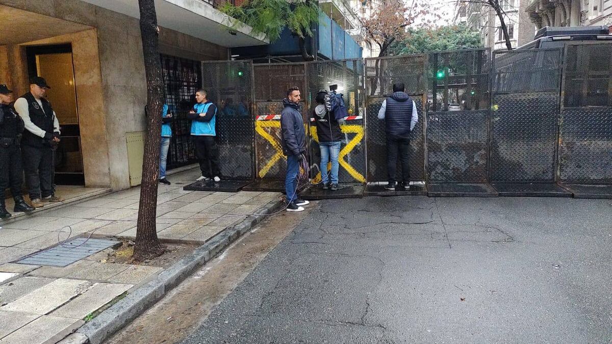 Recoleta. Ponen vallas en las inmediaciones de la casa de Cristina Fernández.