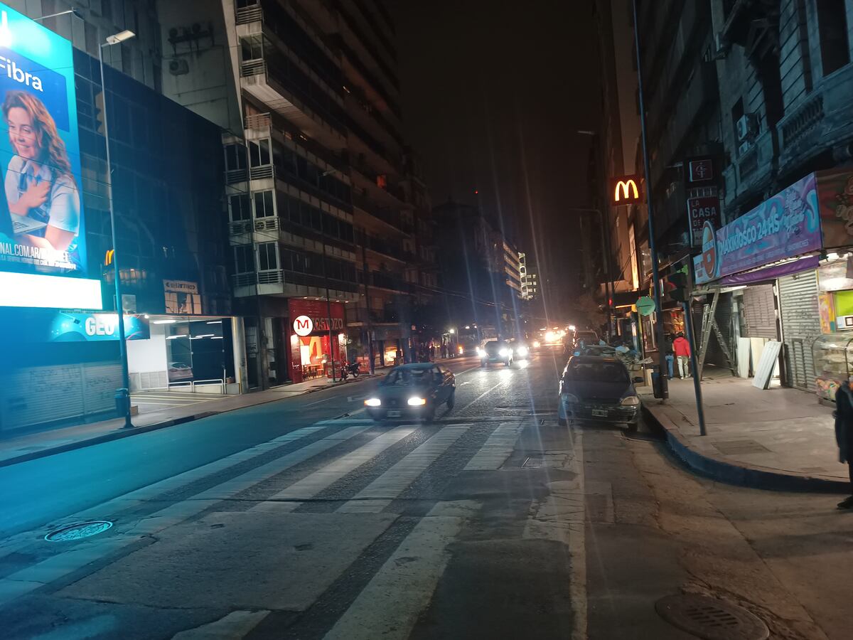 Apagada. Así lucía la avenida General Paz el último domingo, apagada en casi toda su extensión (Diego Marconetti)