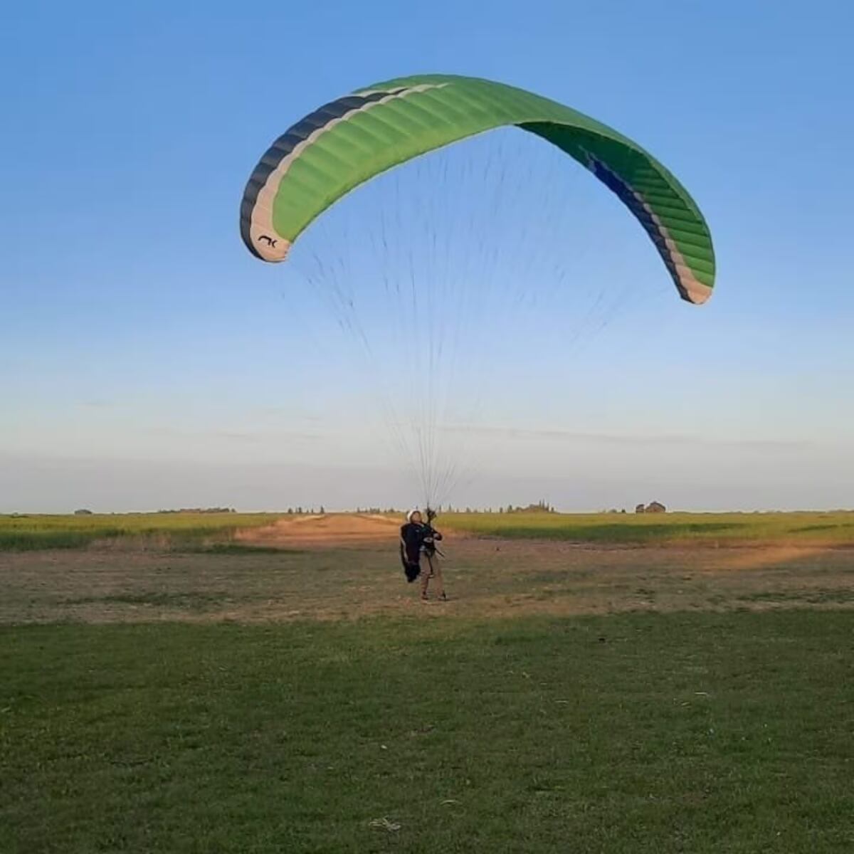 Tragedia en Saavedra: practicaba parapente, cayó desde la altura y falleció. (Instagram)