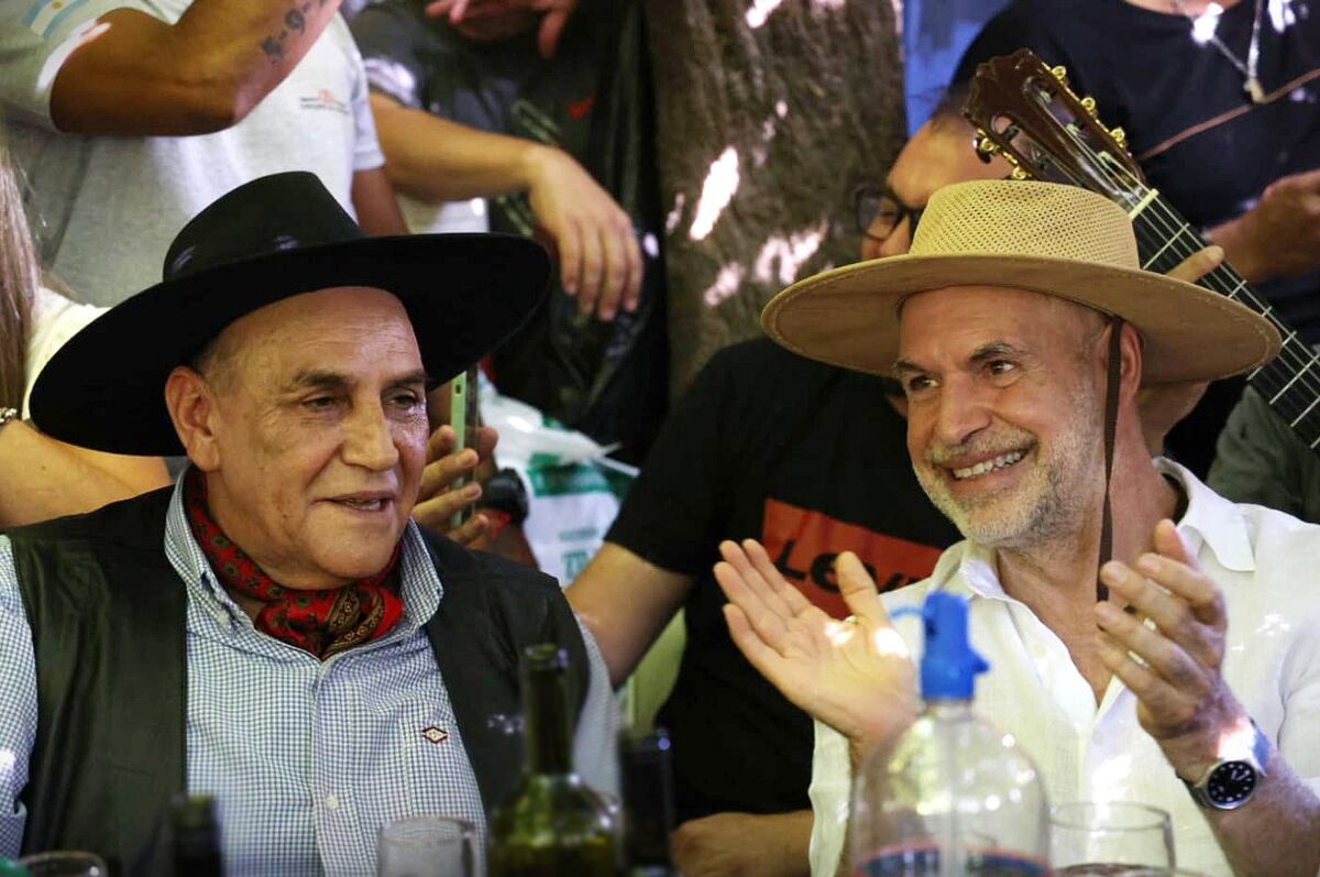 Visita. El jefe de Gobierno porteño, Horacio Rodríguez Larreta, visitó este viernes Colonia Caroya y Jesús María, donde se encontró con el Chaqueño Palavecino.