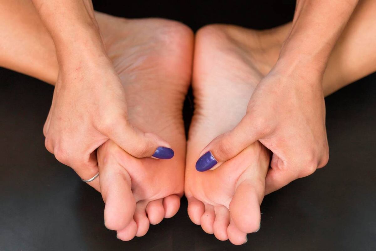Estos masajes activan puntos clave que favorecen el arraigo, la circulación, la digestión y la claridad mental. Un ritual breve y poderoso para empezar el día en eje. (Freepik)