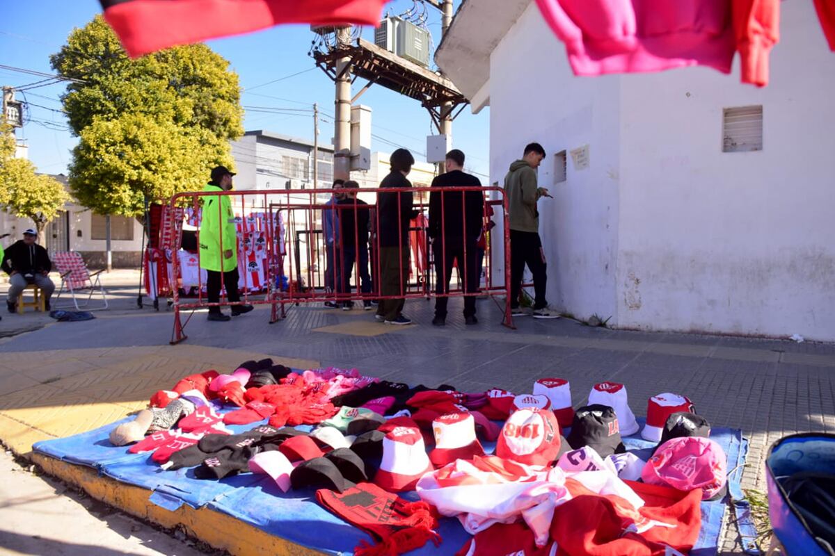Venta de entradas para Instituto vs River este sábado a las 21 en el estadio Kempes. (José Gabriel Hernández / La Voz)