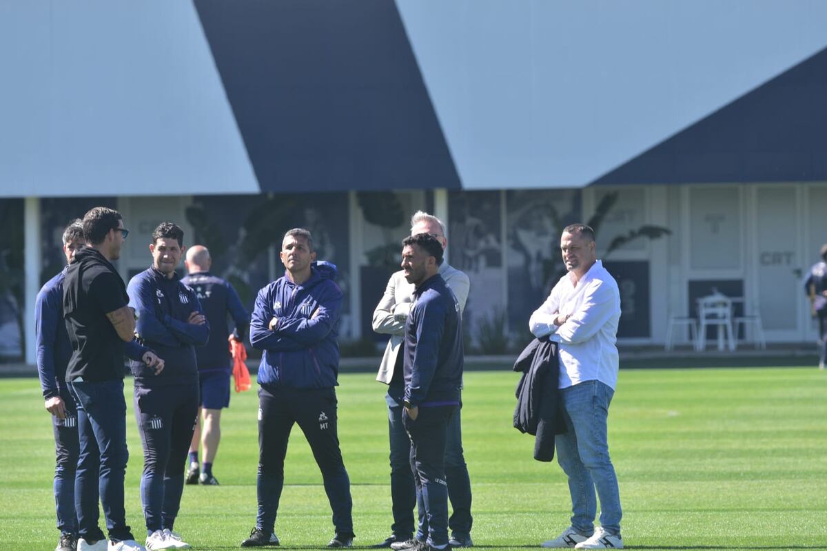 El presidente Andrés Fassi en el entrenamiento junto al entrenador Carlos Tevez. (Pedro Castillo / La Voz)
