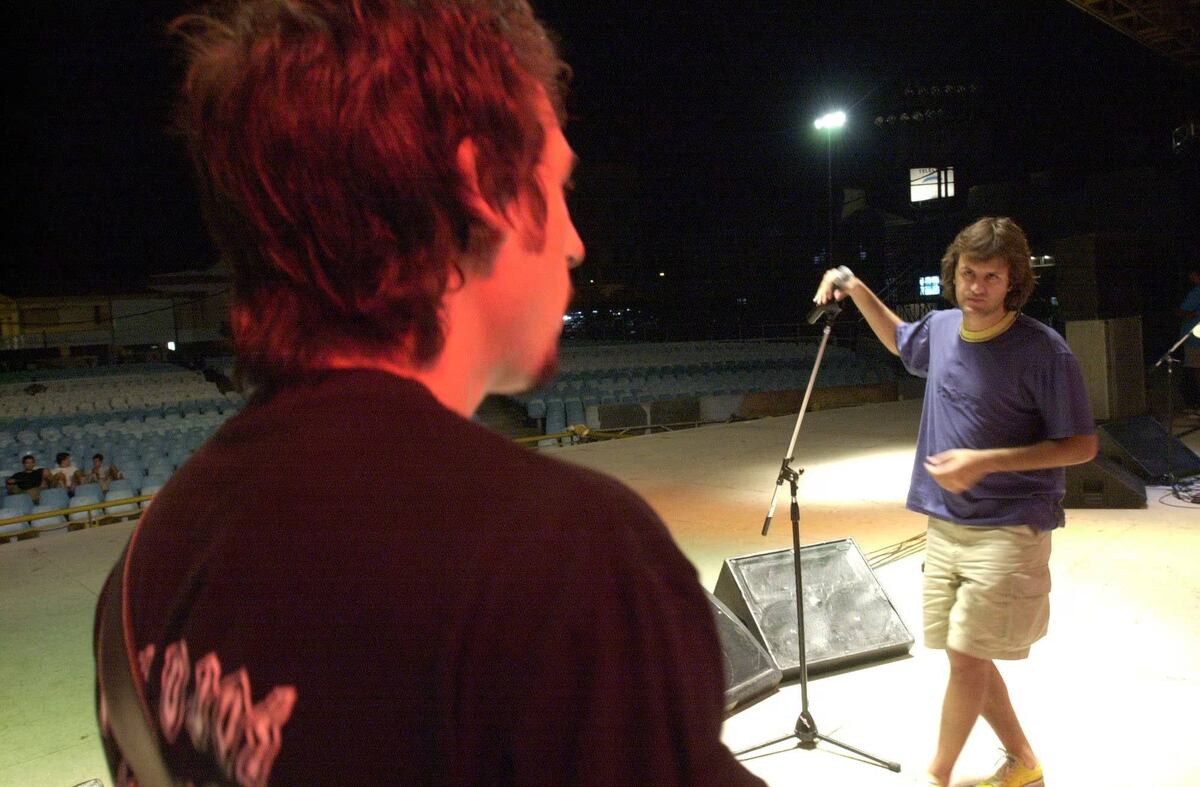 Piti Fernández y Andrés Ciro Martínez intercambian opiniones durante la primera prueba de sonido de Los Piojos en Cosquín Rock. Fue en febrero de 2001. (La Voz/ Archivo)