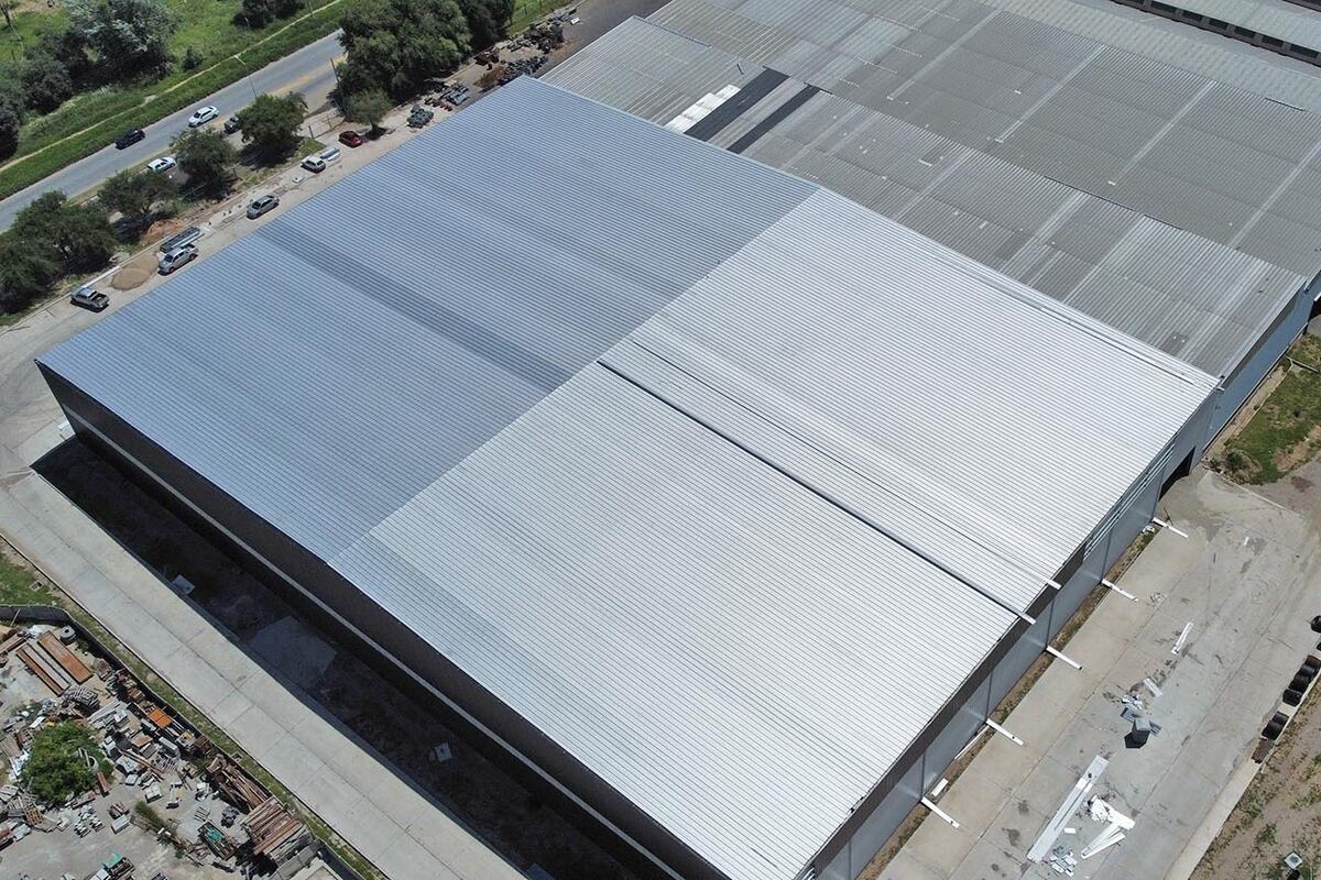 Toma aérea de la nave industrial de 6.800 metros cuadrados instalada para Donadío.