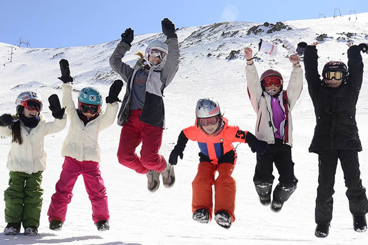 Los niños se divierten en la nieve, La Hoya. Chubut.