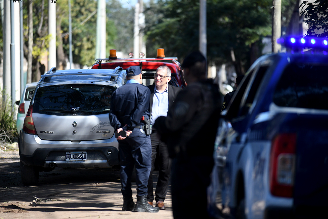 Investigaciones Criminales de la ciudad de Córdoba realiza controles preventivos en distintos talleres mecánicos y playas de estacionamiento. (Ramiro Pereyra / La Voz)