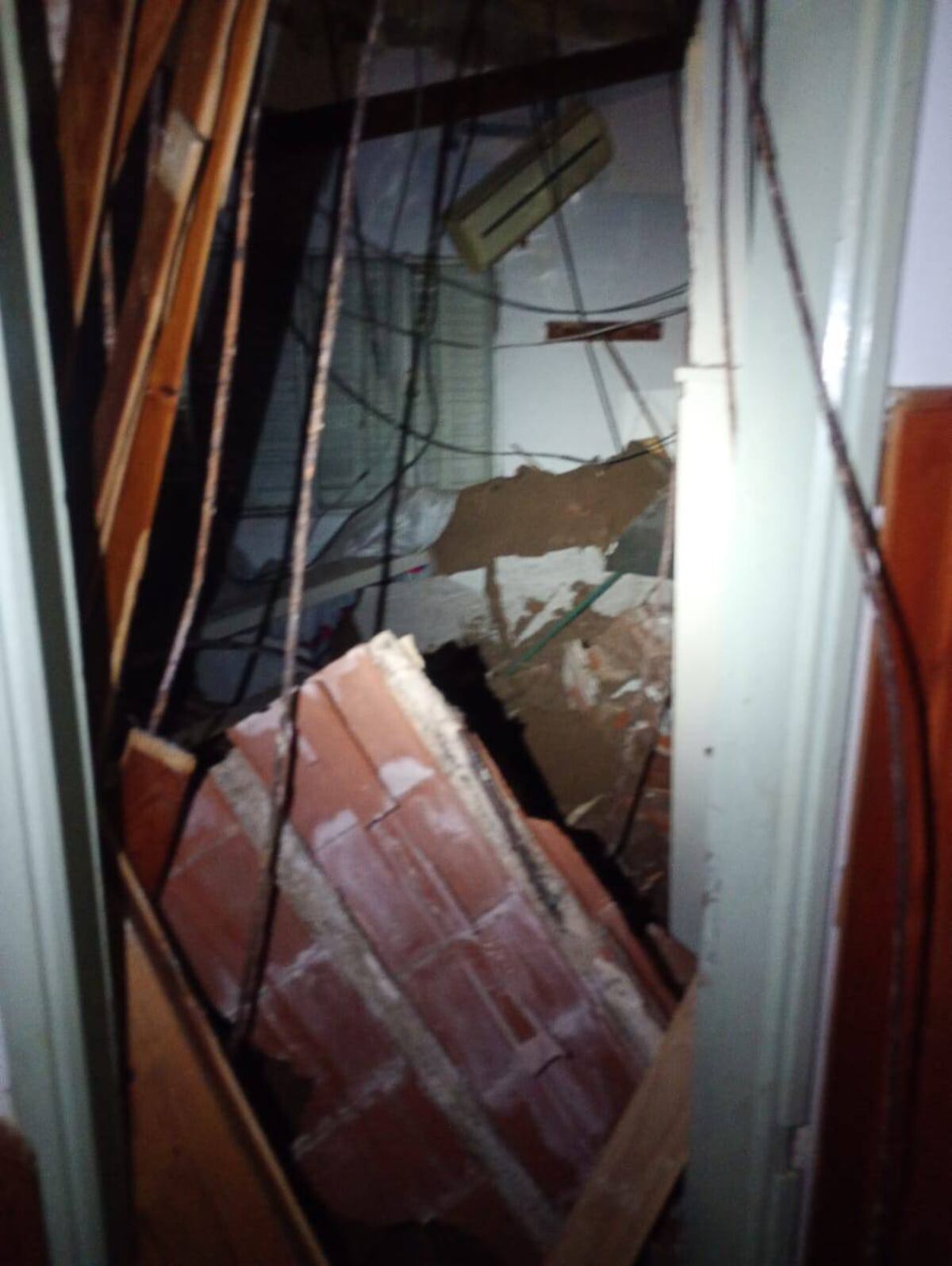 Rescatistas trabajaron durante más de una hora para encontrar a la víctima, atrapada bajo los escombros en su habitación. (Policía de Córdoba)