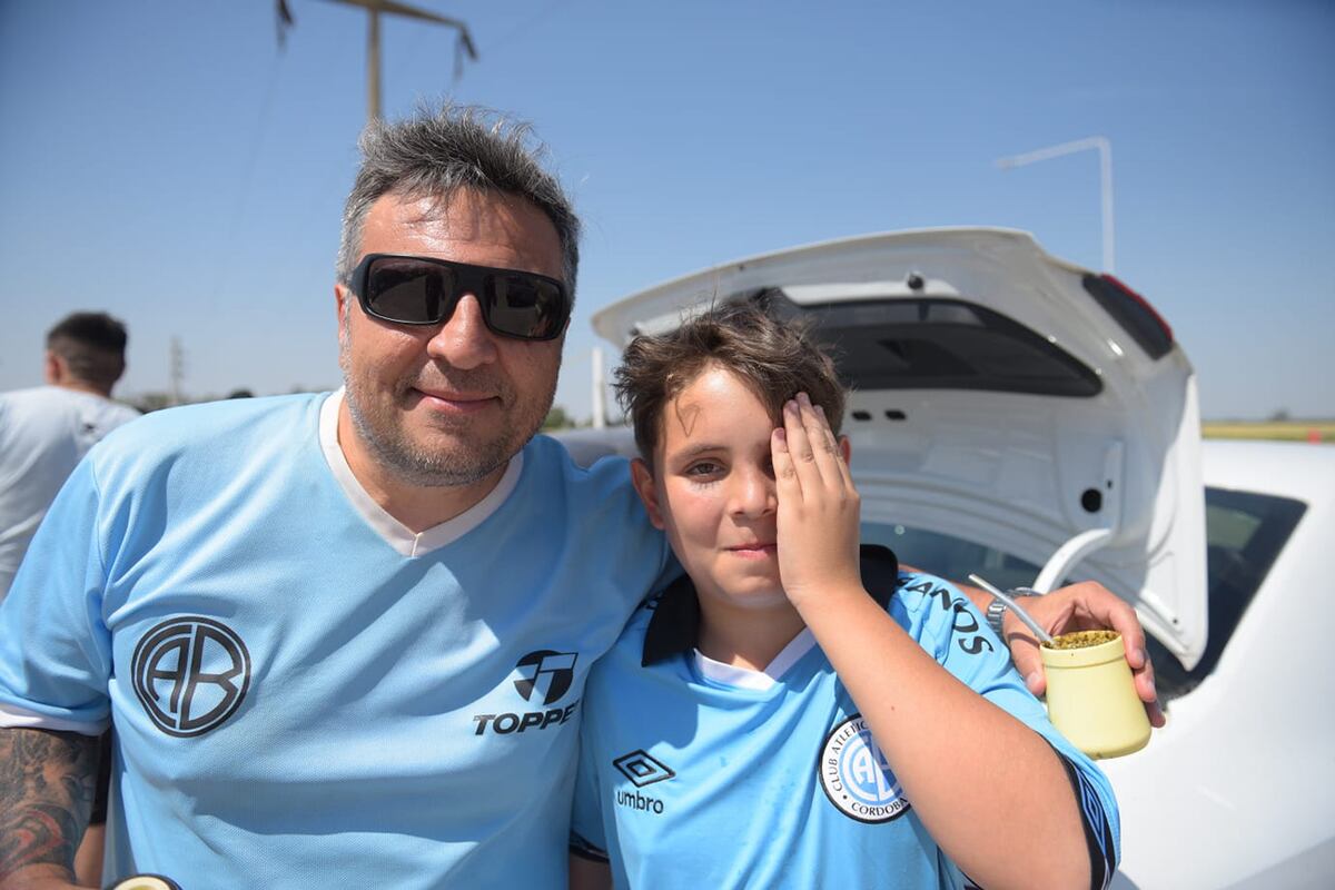 Los hinchas de Belgrano viajan a Rosario para presenciar el partido frente a Argentinos Juniors por una de las semifinales de la Copa Argentina. (José Hernández / La Voz)