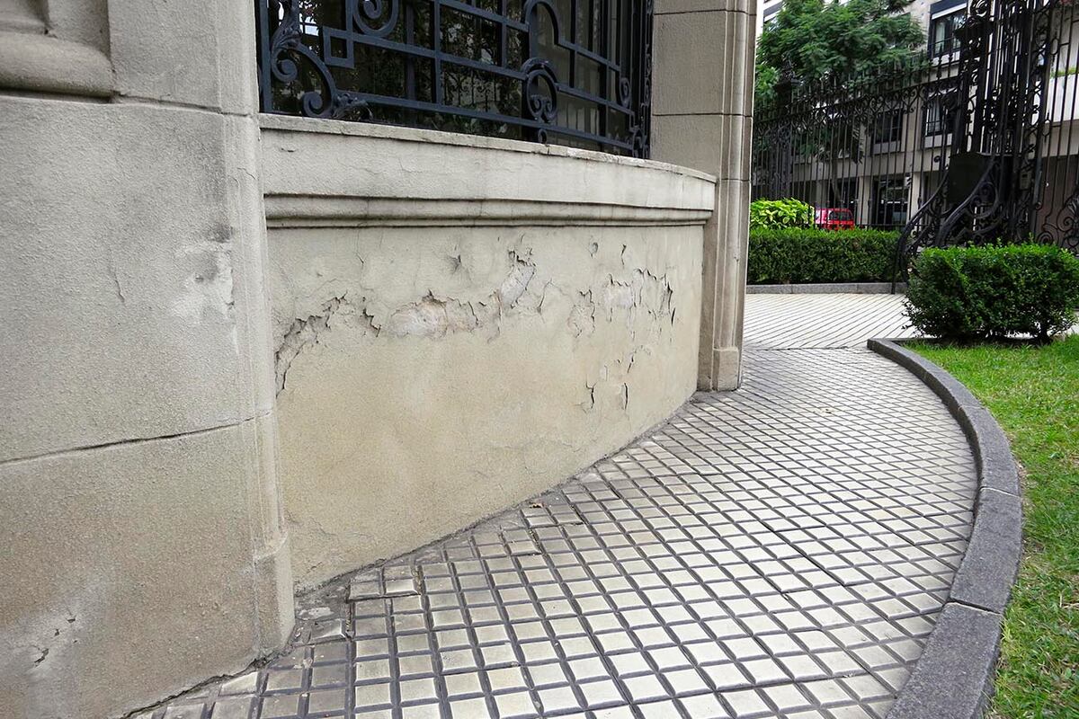 Se brinda una garantía de secado, en la cual hay un compromiso para eliminar la humedad proveniente de los cimientos en paredes, pisos y sótanos.