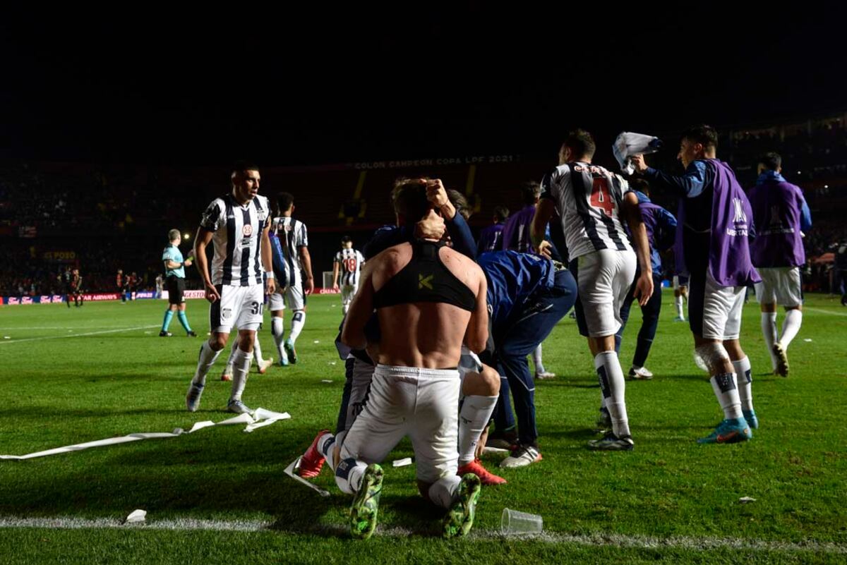 Angelo Martino puso el 2-0 sobre Colón, en Santa Fe, y aseguró la clasificación de Talleres a los cuartos de final de la Copa LIbertadores. (Ramiro Pereyra / La Voz)