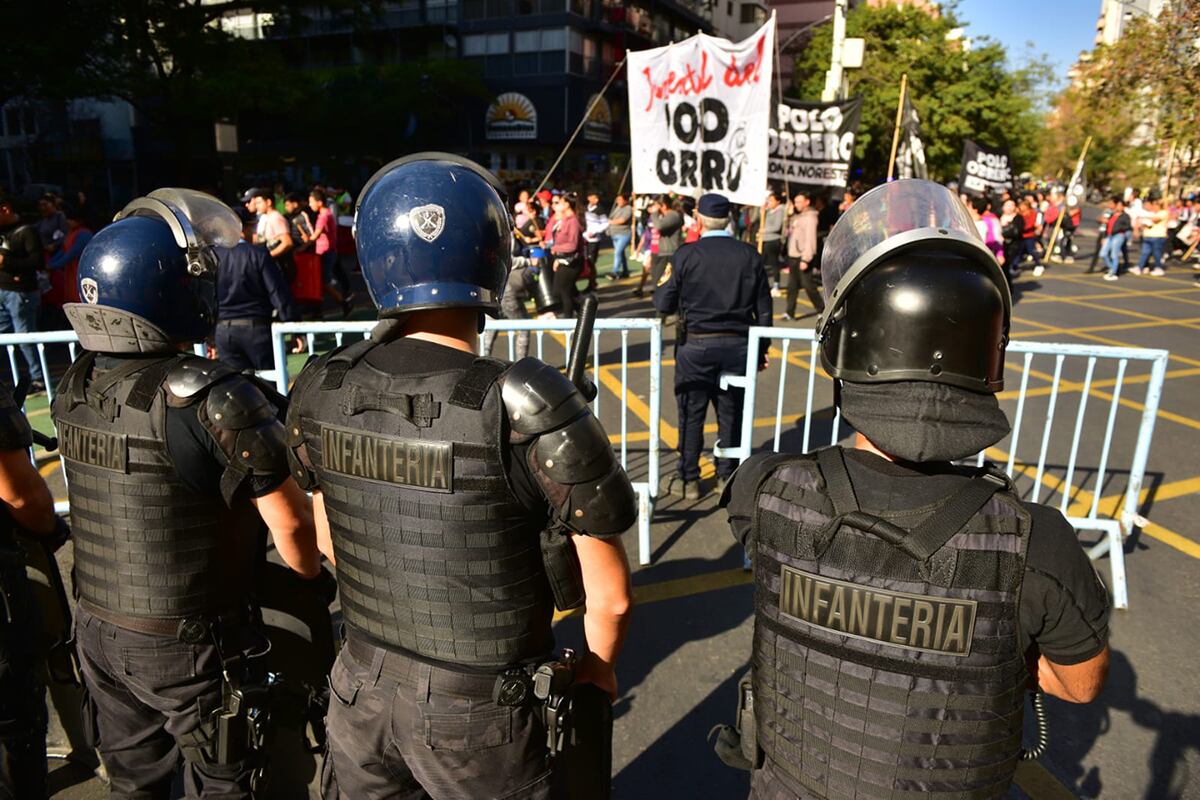 Organizaciones sociales se movilizan hacia la sede del Ministerio de Desarrollo Social de la Nación, ubicado en calle Chacabuco. (José Hernández/La Voz)