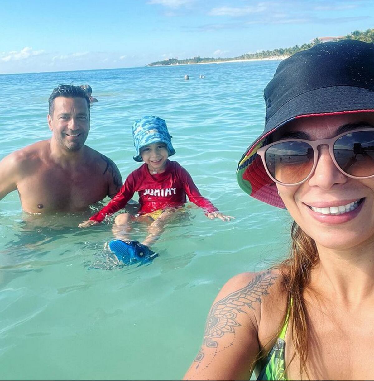 Ximena Capristo y Gustavo Conti, junto a su hijo.