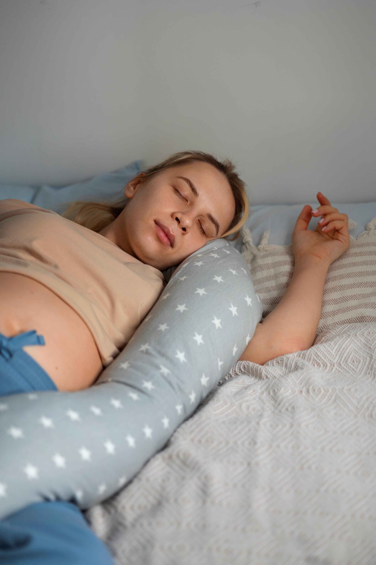 Dormir hasta tarde el fin de semana para recuperar el sueño perdido durante la semana puede ser bueno para la salud mental de los adolescentes. (Freepik)