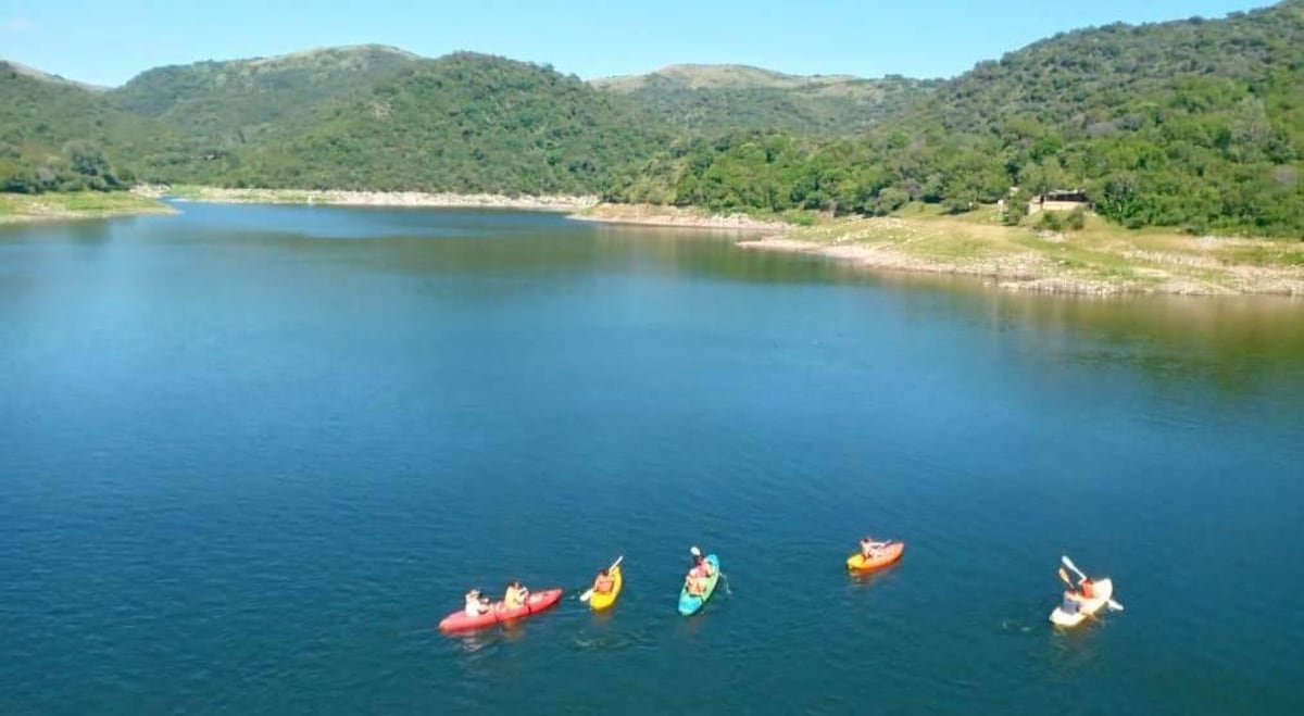 Remar en el dique La Quebrada, una de las varias opciones en el embalse (Parador Los Cóndores)