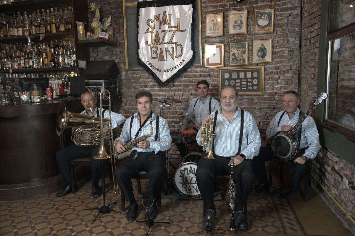 Francisco Castillo, segundo desde la derecha, y el resto de los integrantes de la Small Jazz Band, grupo que próximamente celebrará 44 años de vida. (Gentileza Small Jazz Band).